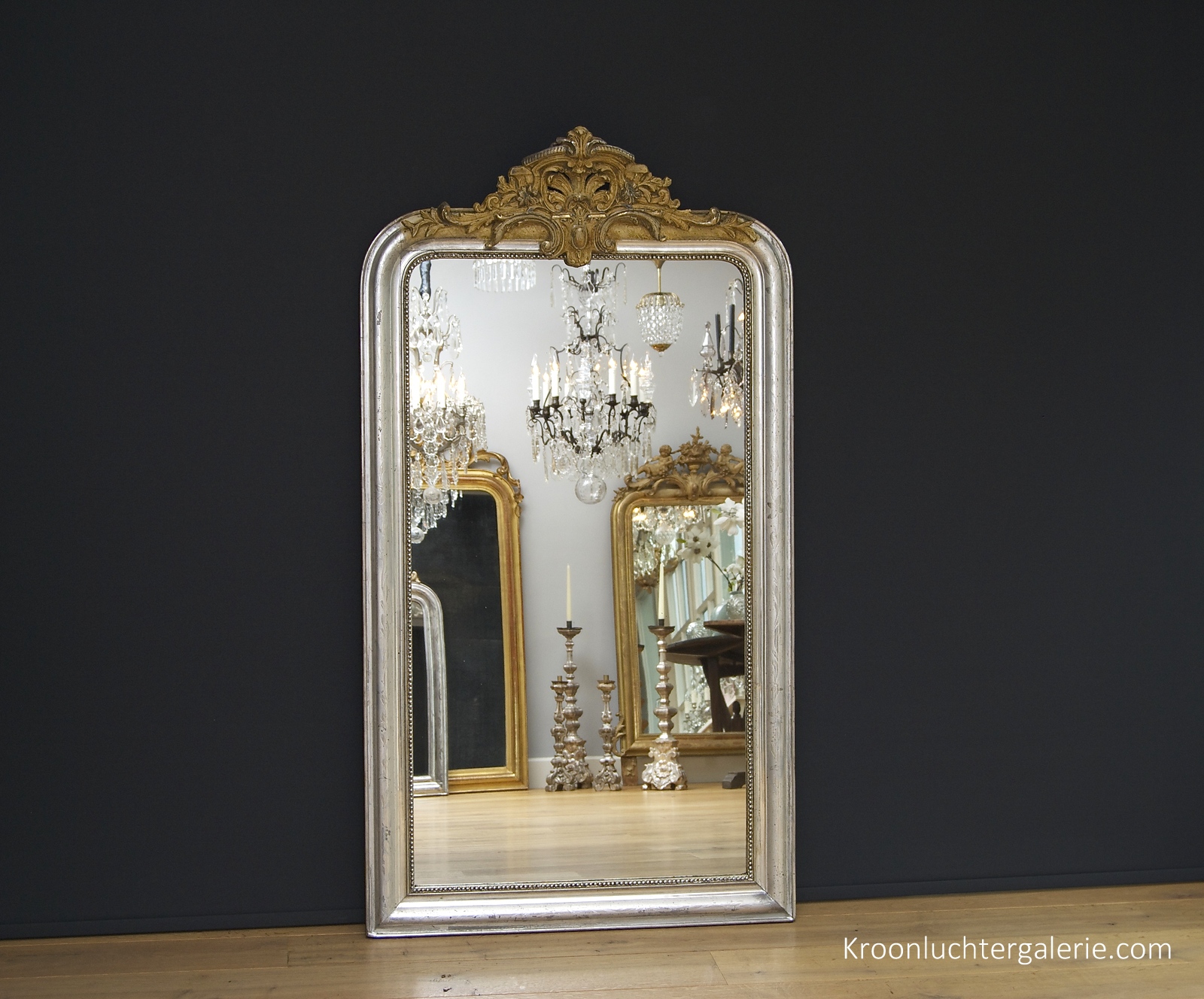 Grote Franse zilveren spiegel met kuif