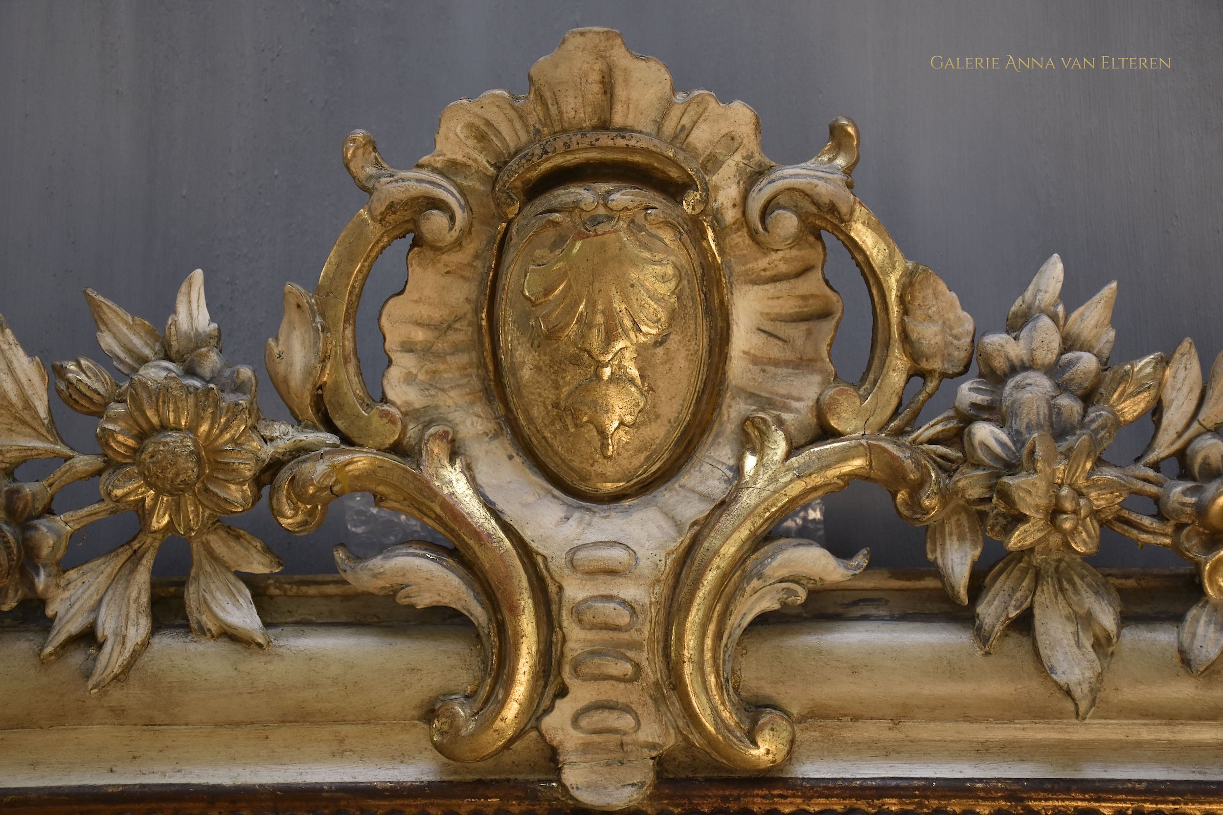 Grote antieke Franse spiegel Louis-Philippe met een kuif