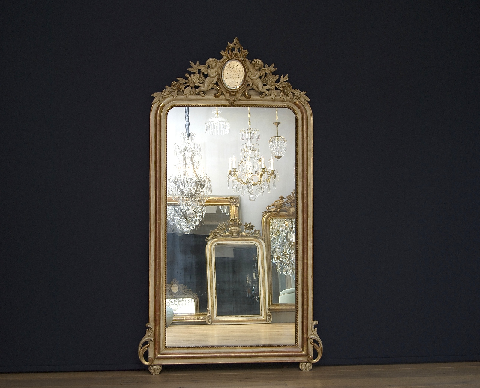 Antieke spiegel met kuif