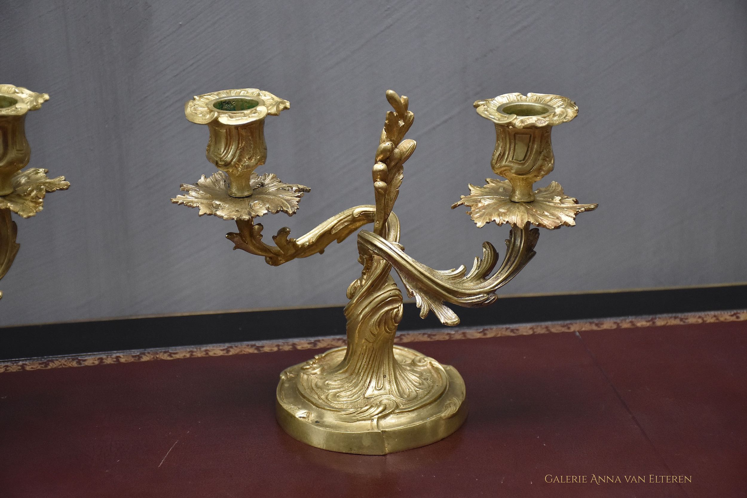 Ein Paar  vergoldete Bronze Kandelaber im Stil von Louis XV