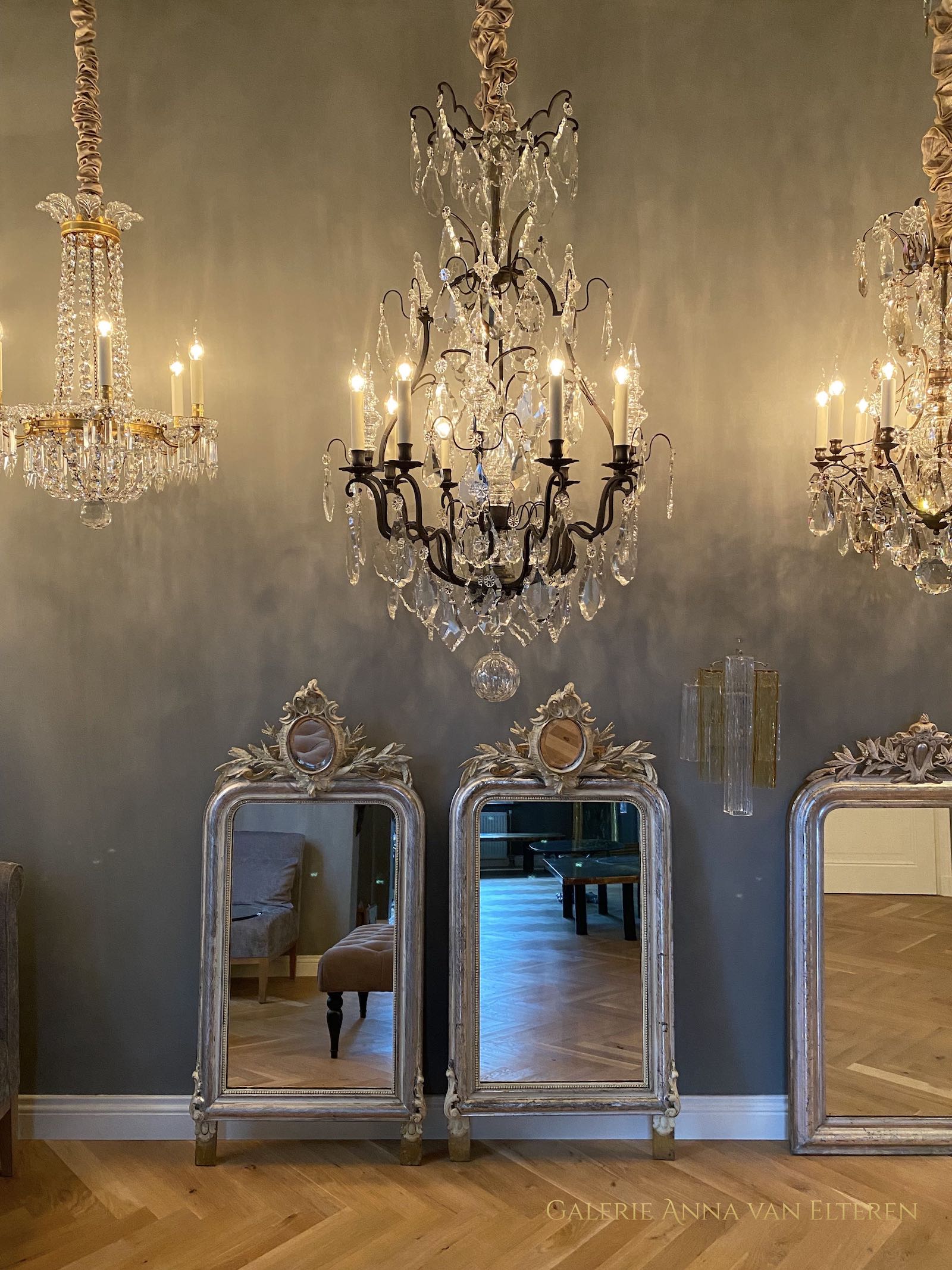 Bronze and Baccarat crystal French chandelier in the style of Louis XV