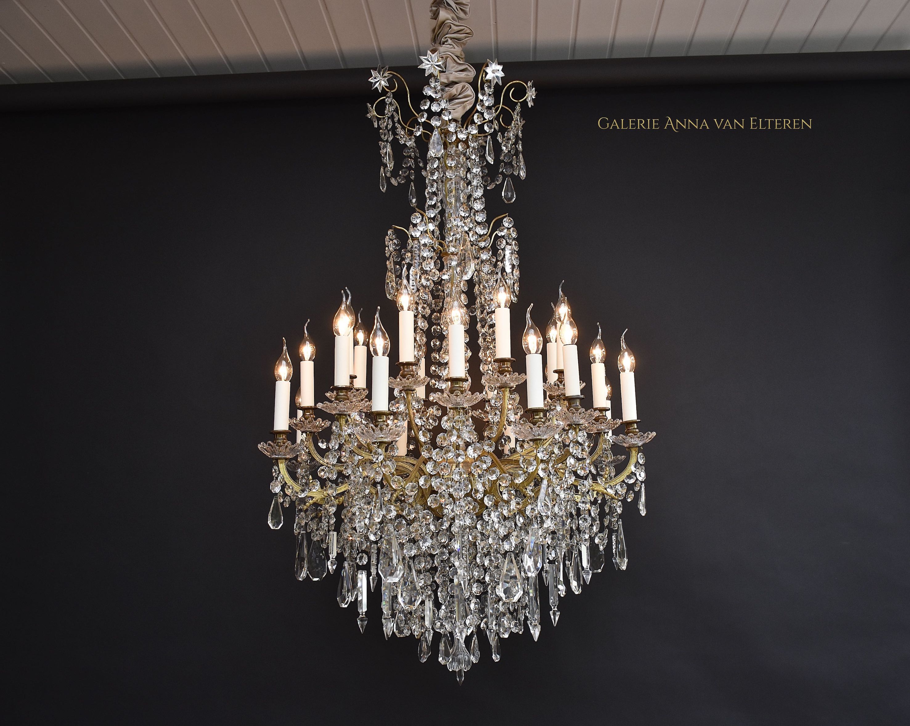 Grote Franse kristallen kroonluchter in stijl van Lodewijk XVI