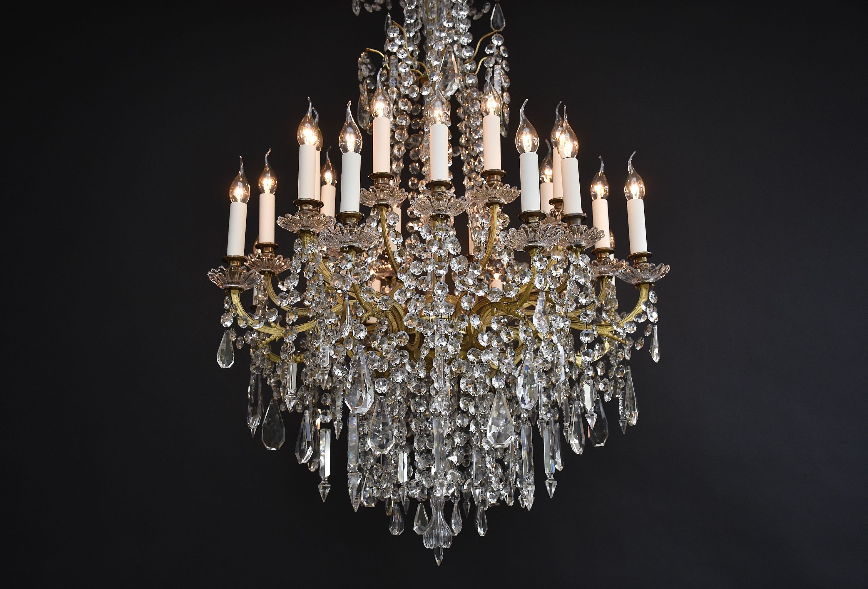 Grote Franse kristallen kroonluchter in stijl van Lodewijk XVI