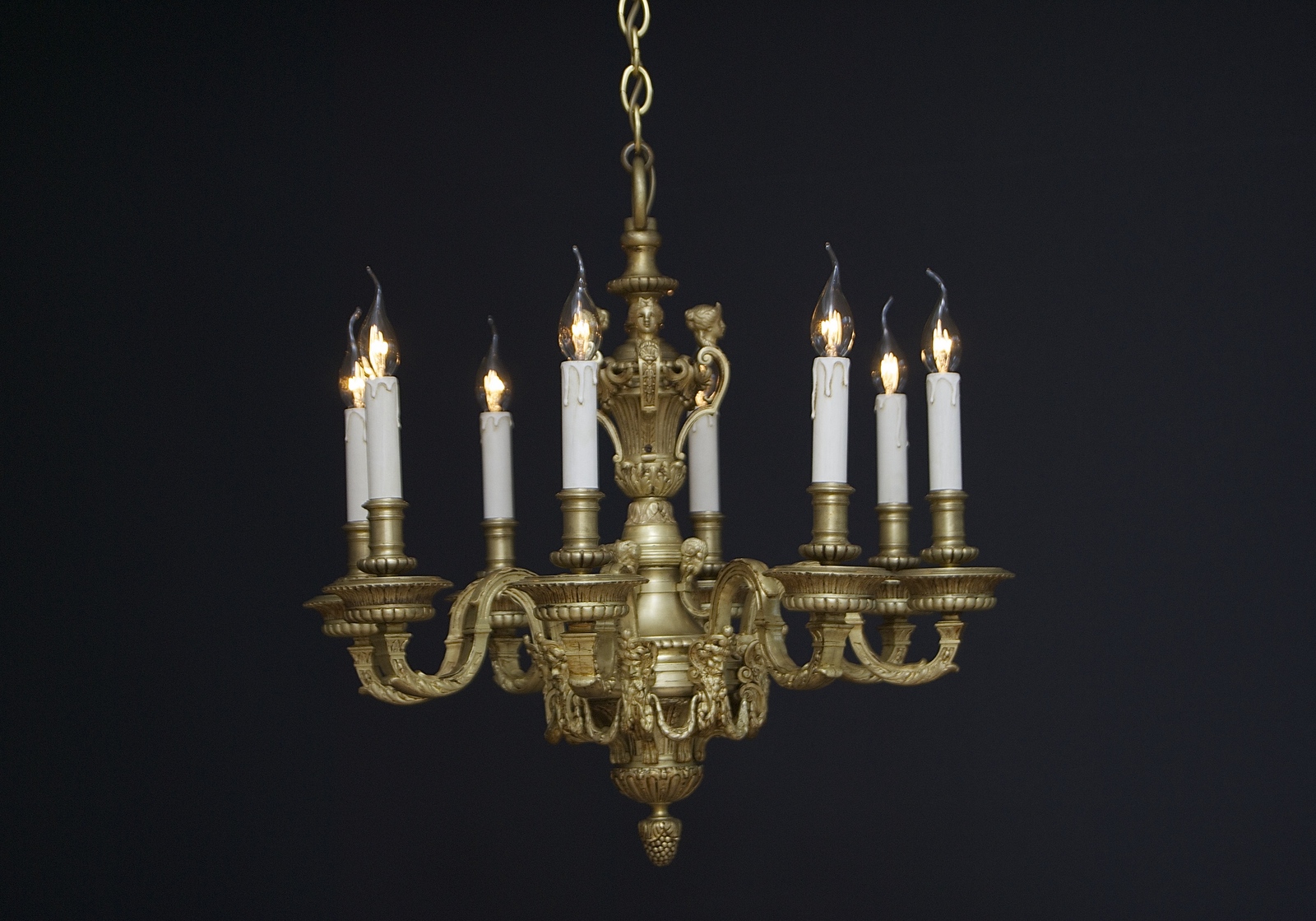 Bronzen kroonluchter met 8 lichtpunten in de stijl van Louis XVI