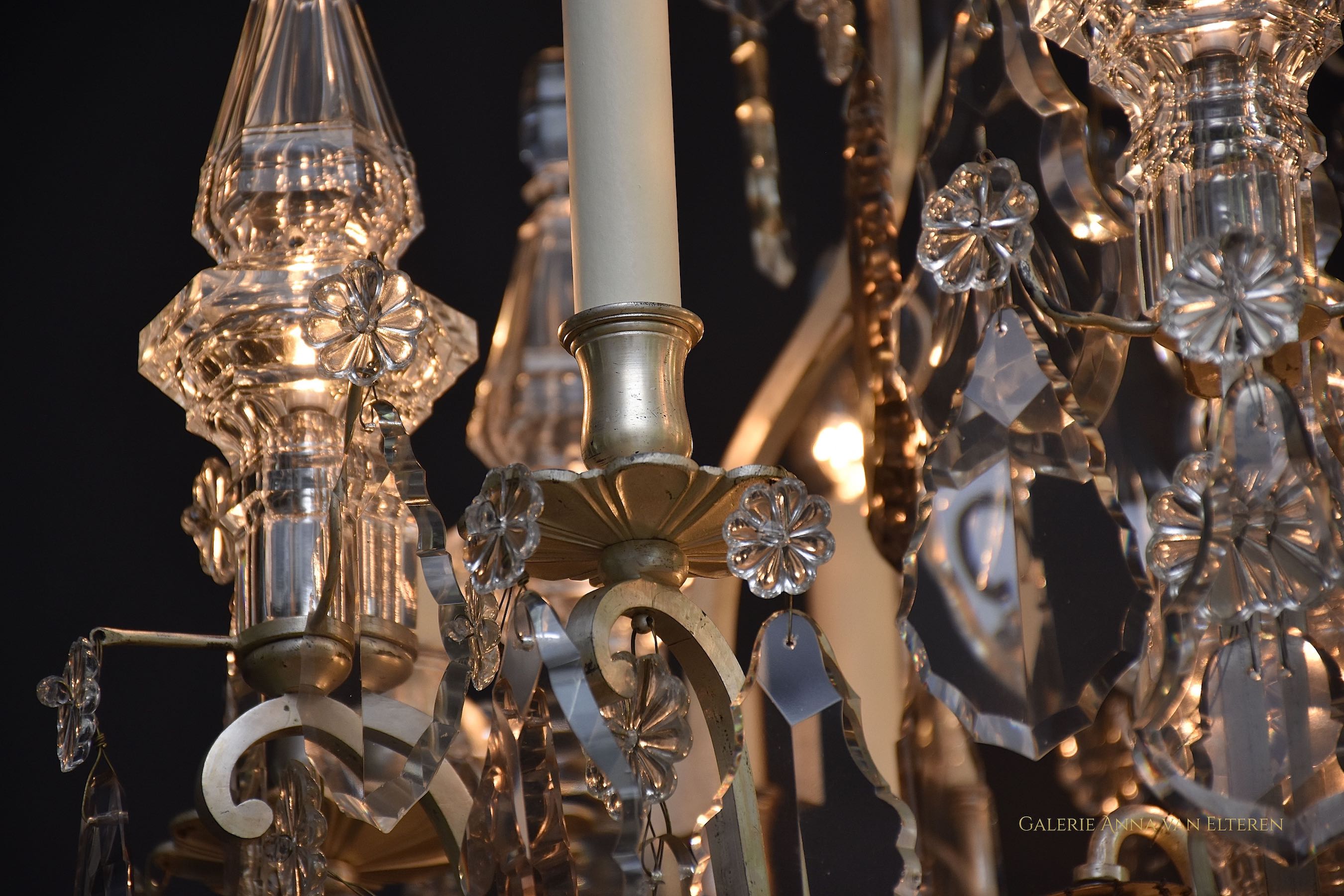 Large French chandelier in the style of Louis XV