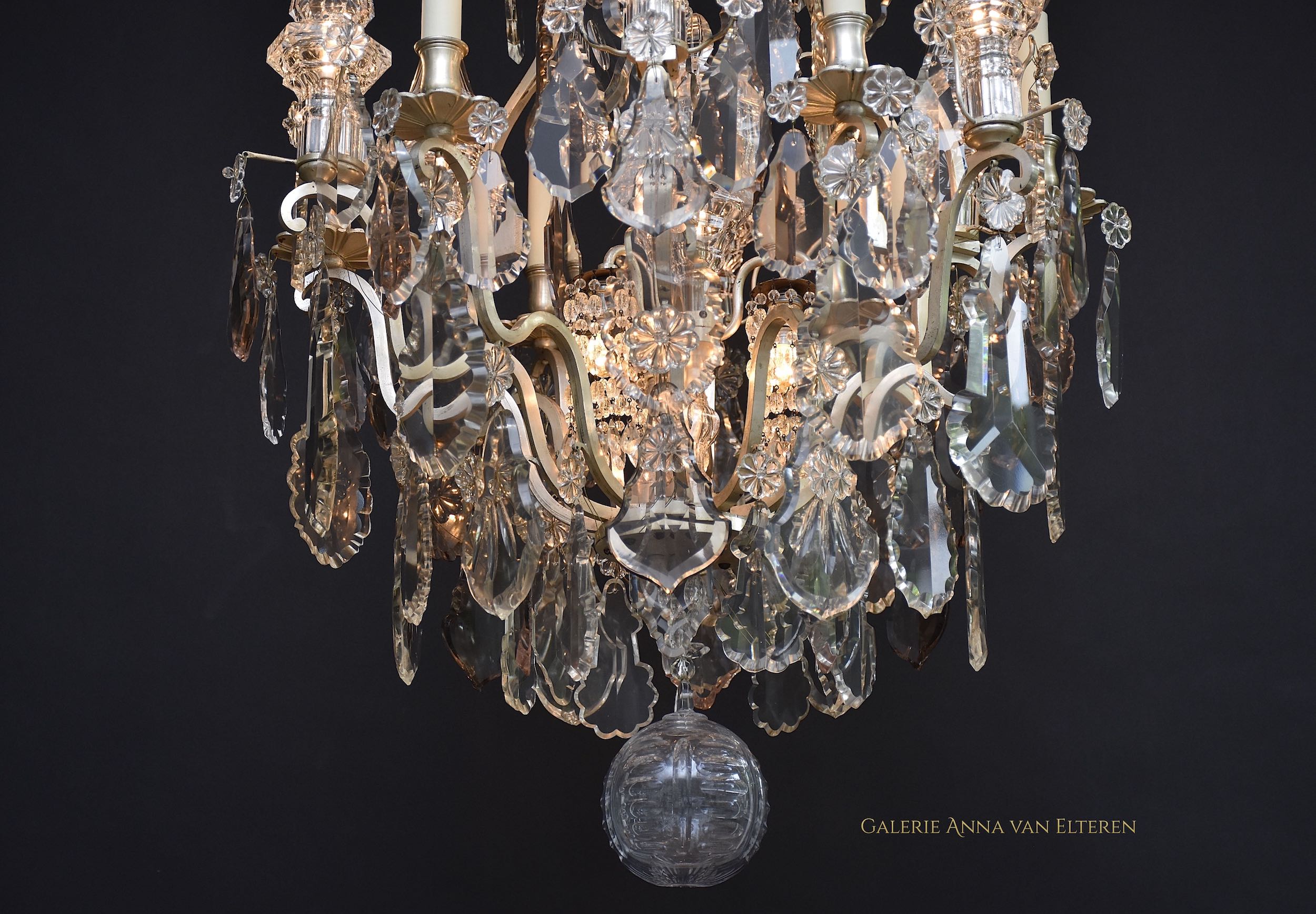 Large French chandelier in the style of Louis XV