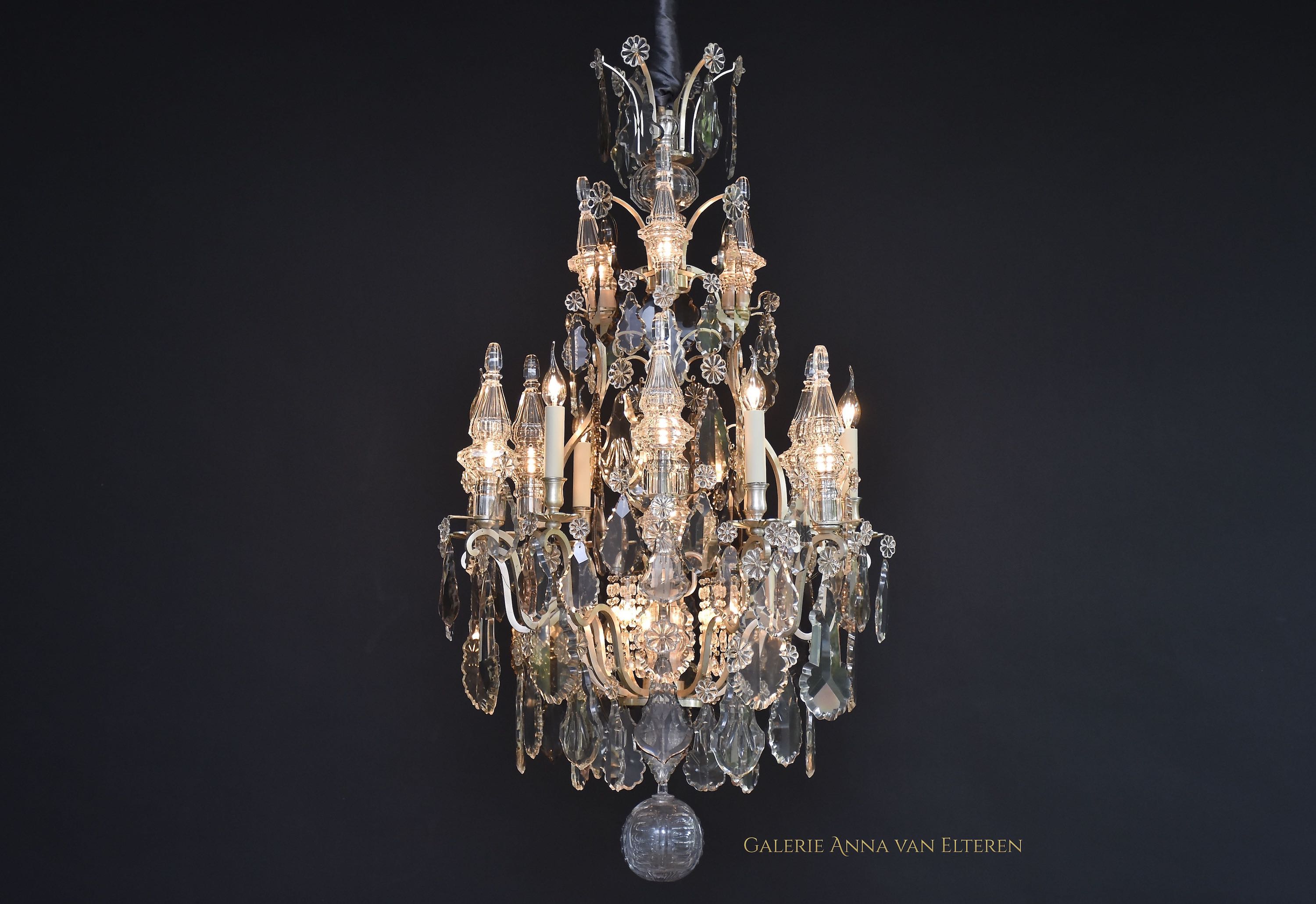 Large French chandelier in the style of Louis XV