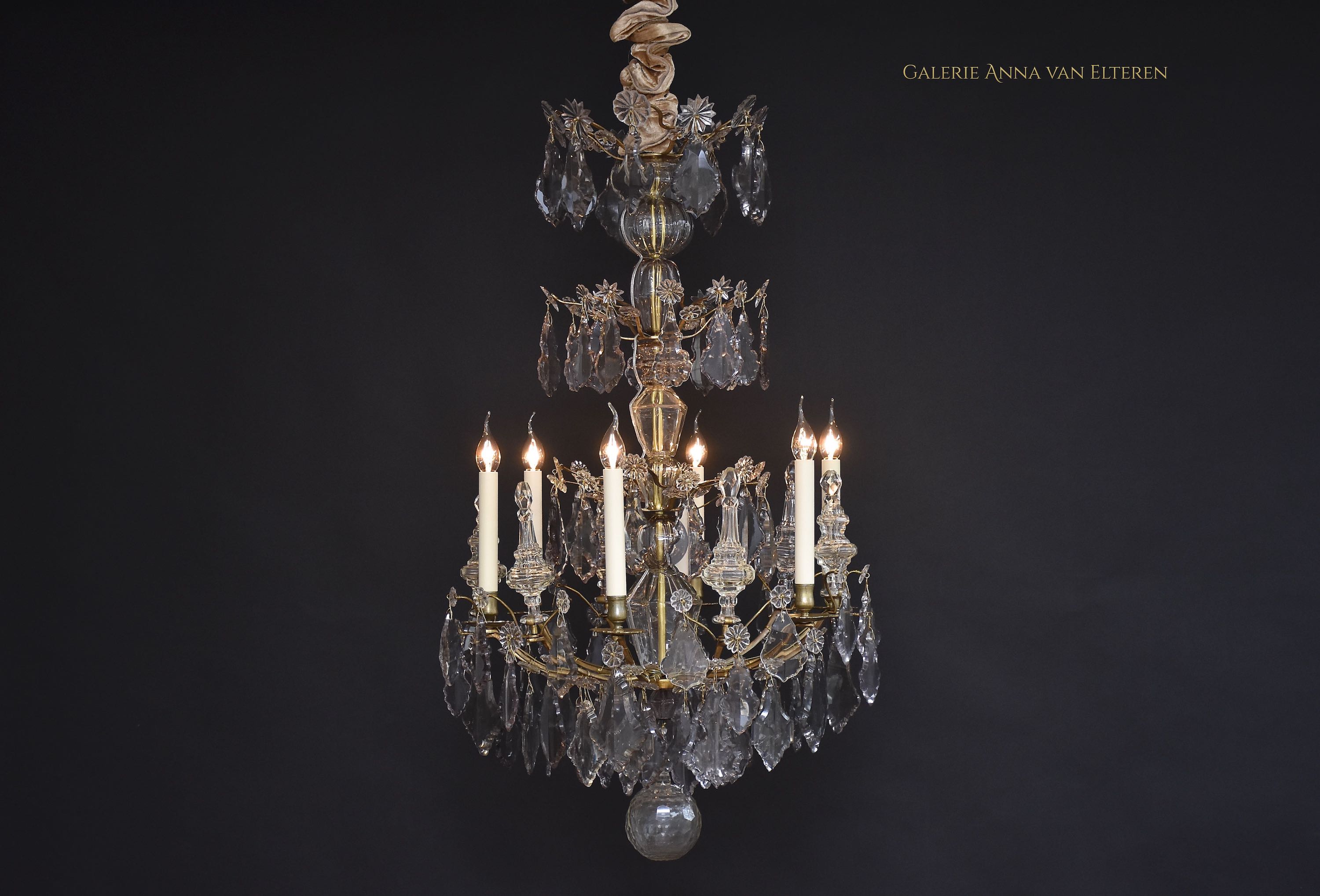 Elegant 18th c. French chandelier epoque Louis XV