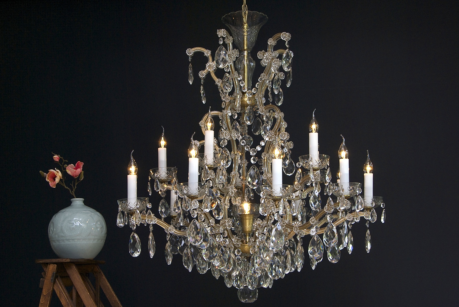 Large chandelier with Bohemian crystals and 16 light