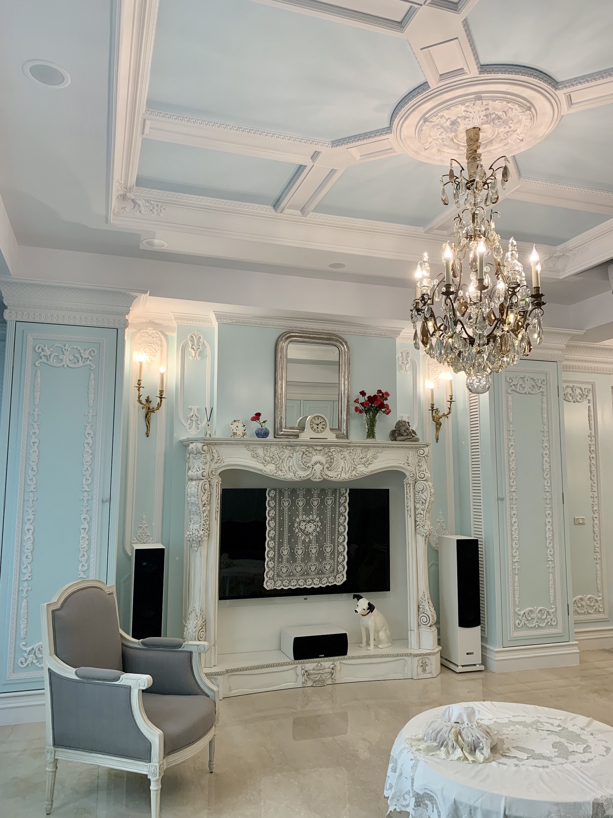 Französischer Kronleuchter und antiker französischer Spiegel in einem imposanten Wohnzimmer