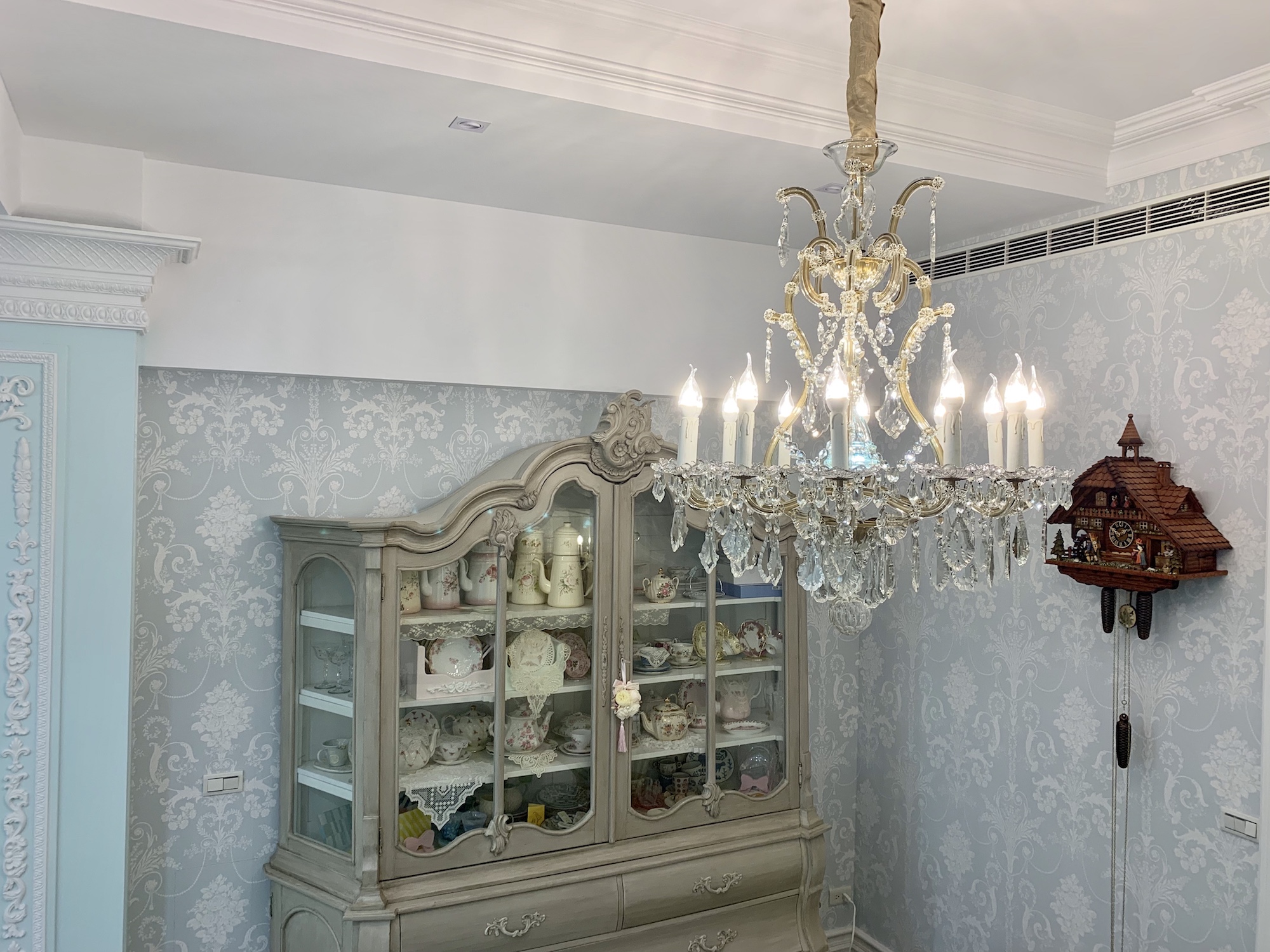 Bohemian chandelier in the dining room