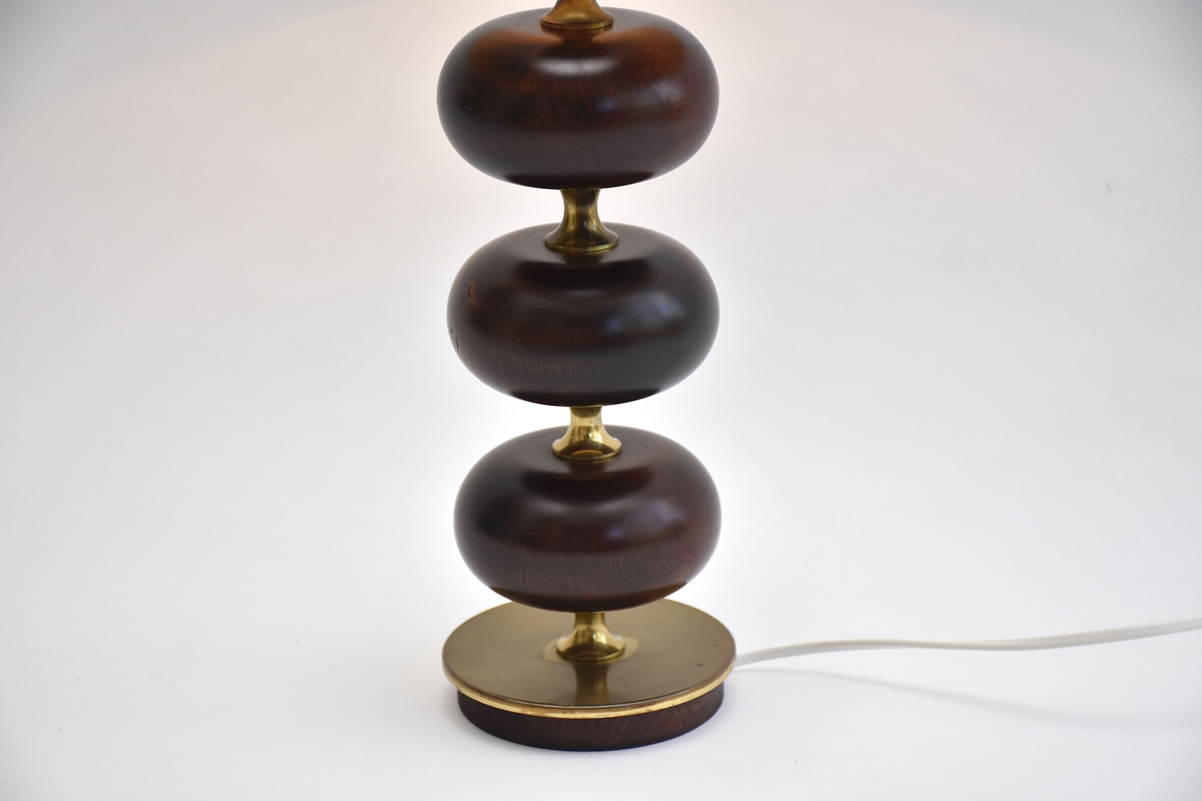 Mid-century Zweedse tafellamp van messing en beukenhout