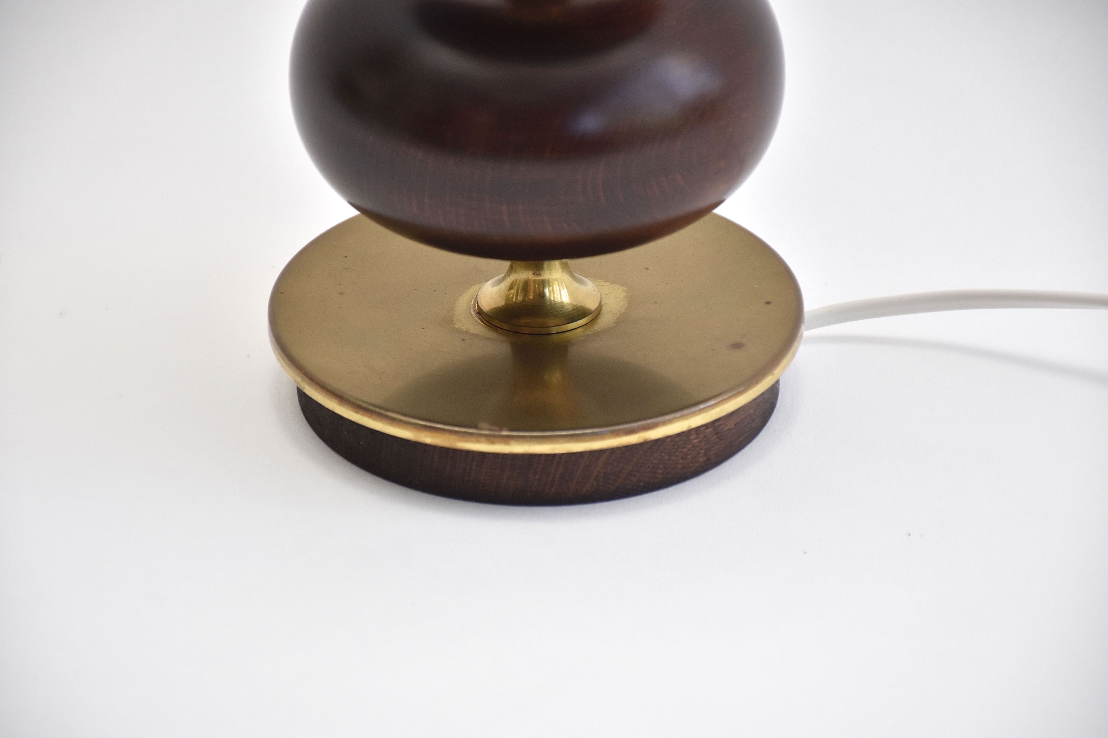 Mid-century Zweedse tafellamp van messing en beukenhout