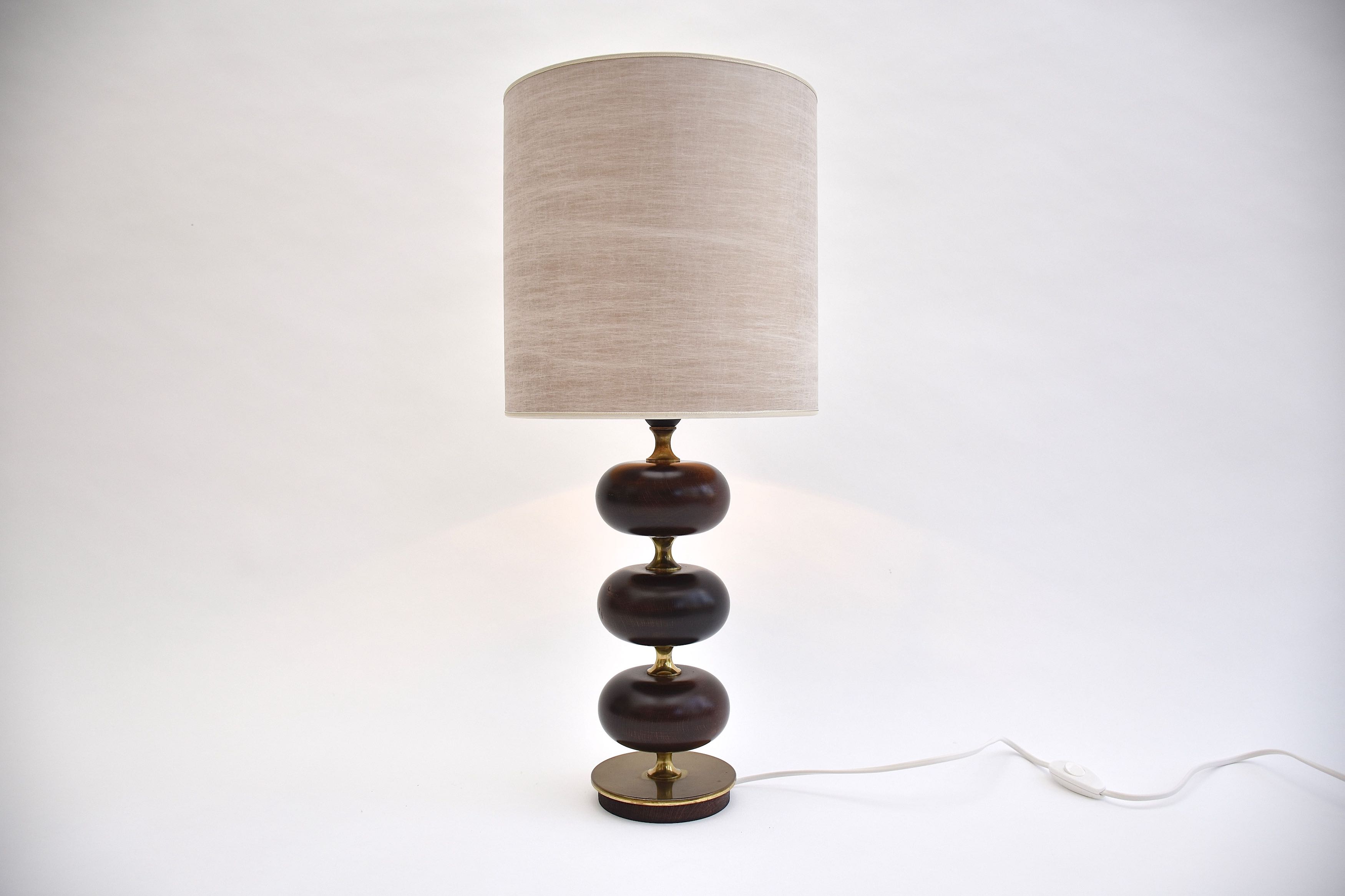 Mid-century Zweedse tafellamp van messing en beukenhout