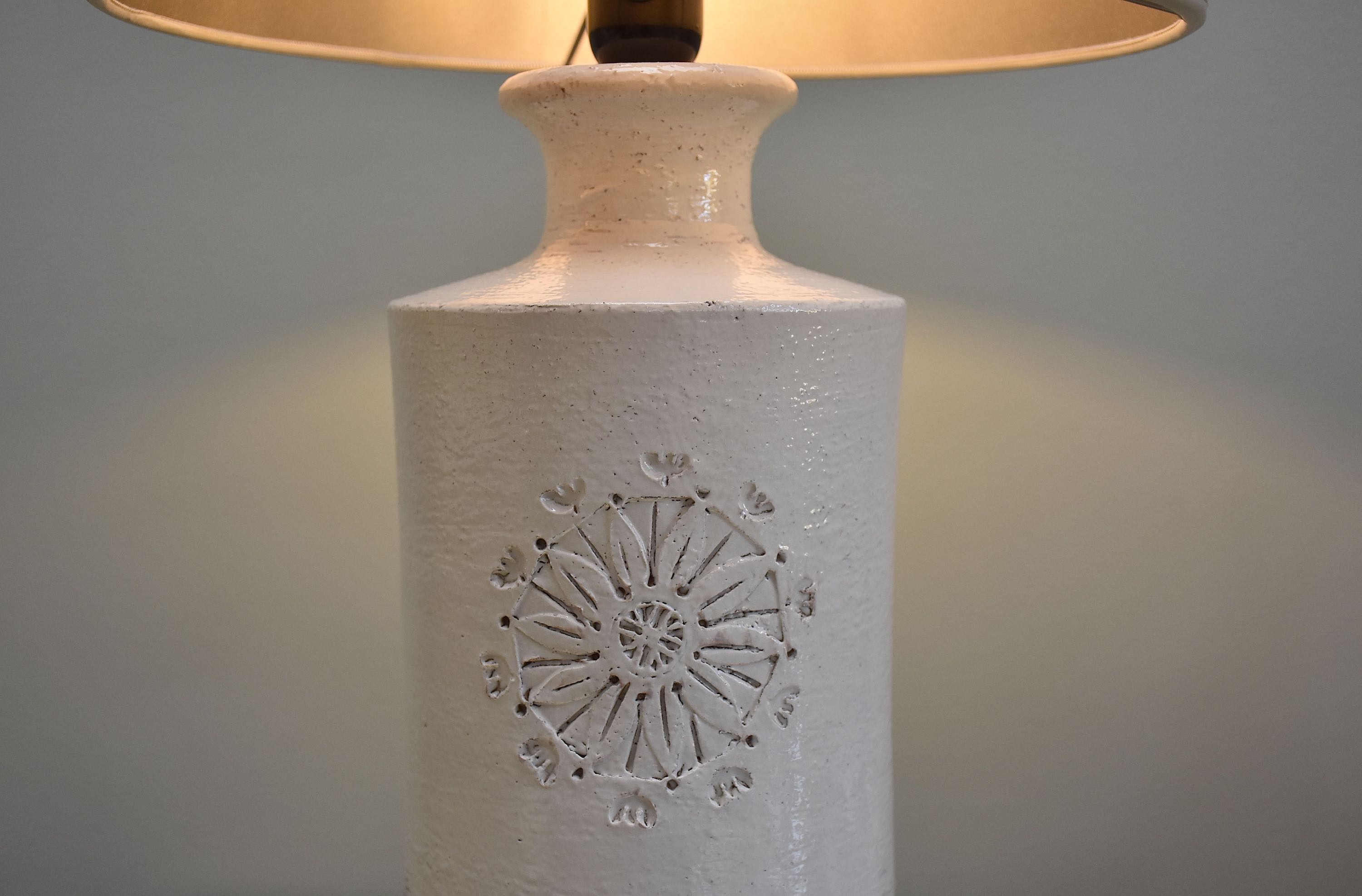 Mid-century ceramic glazed white table lamp by Bitossi