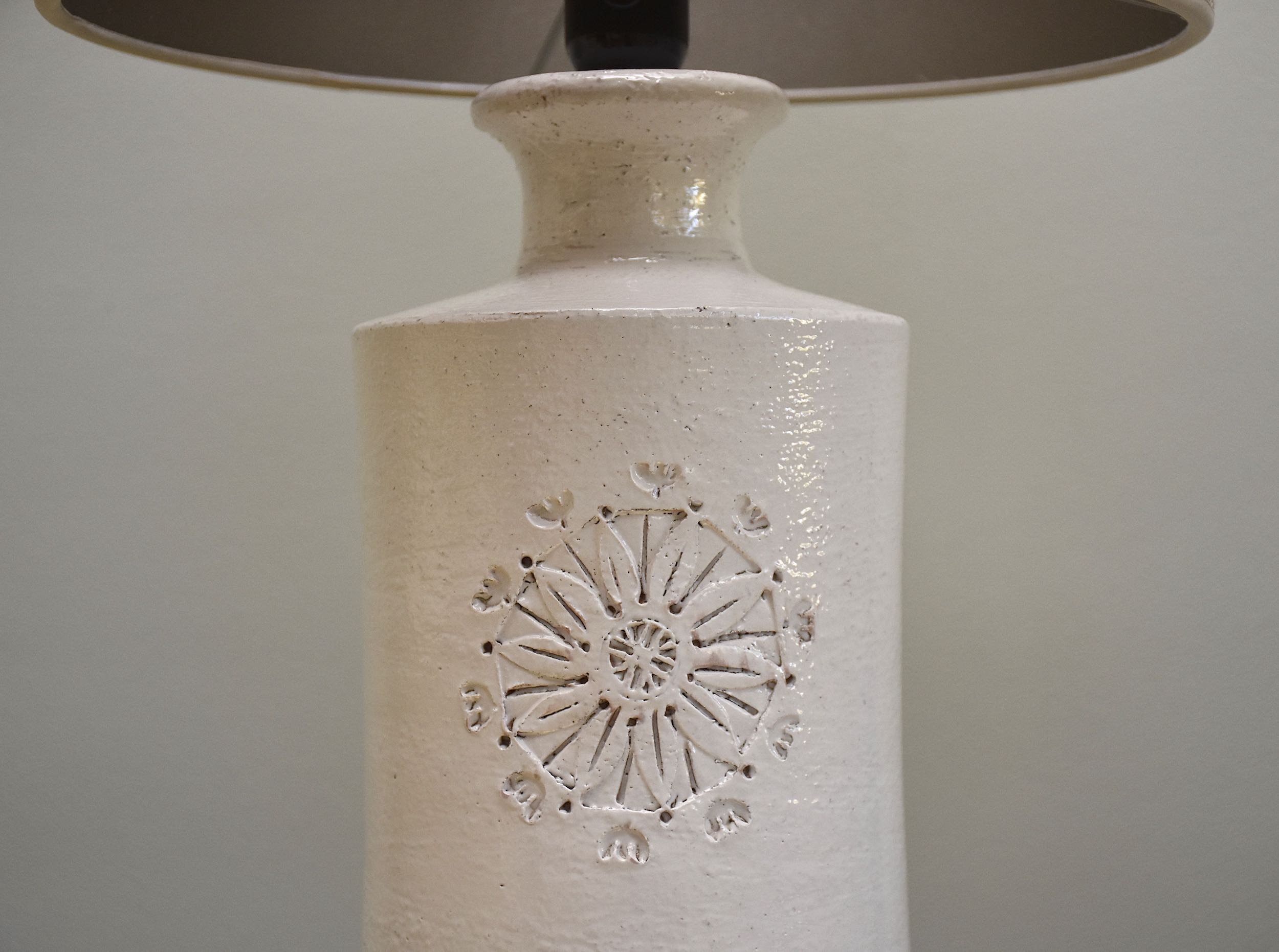 Mid-century ceramic glazed white table lamp by Bitossi