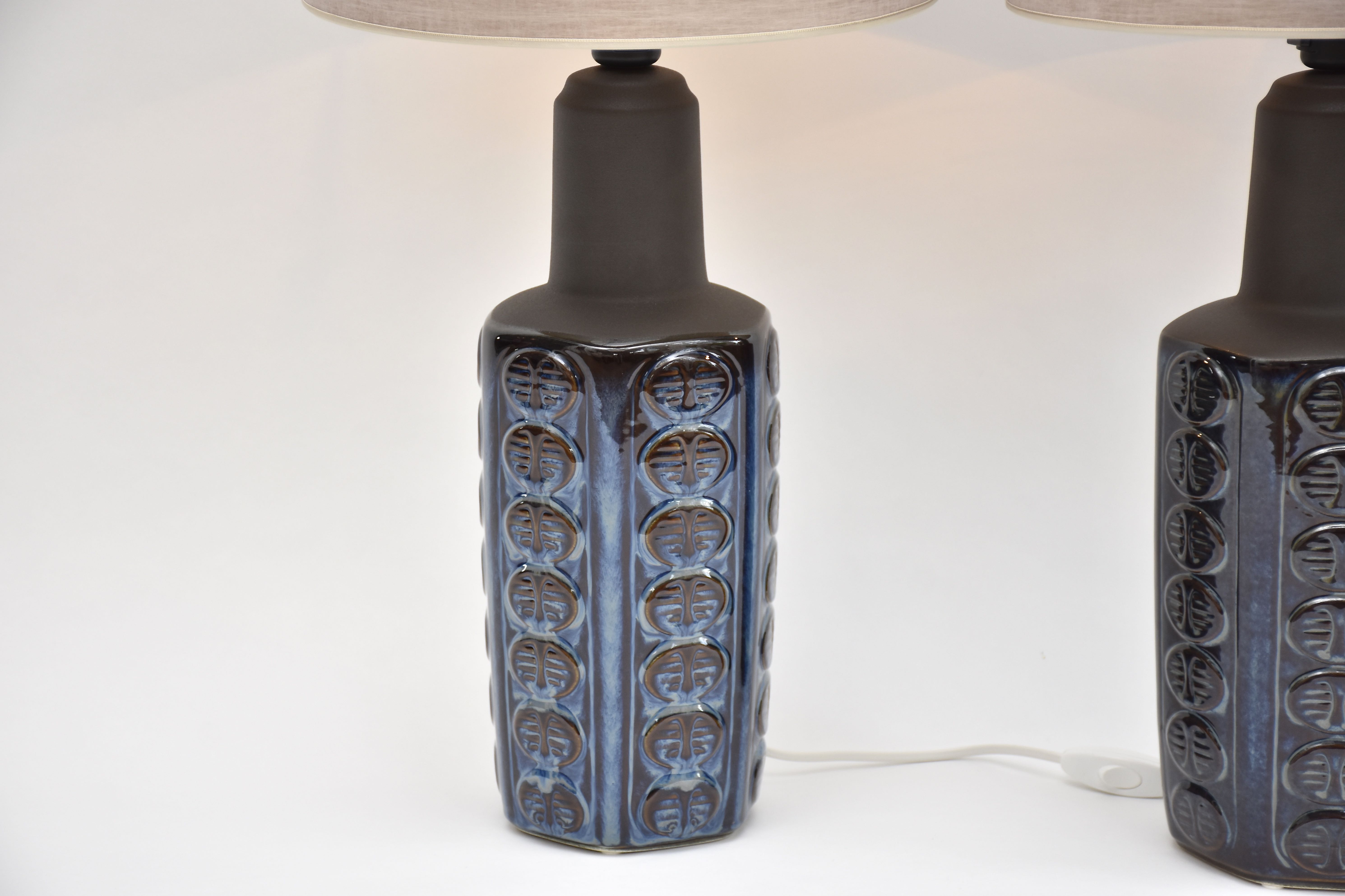 Een paar mid-century Deense keramische blauwe tafellampen van Einar Johansen