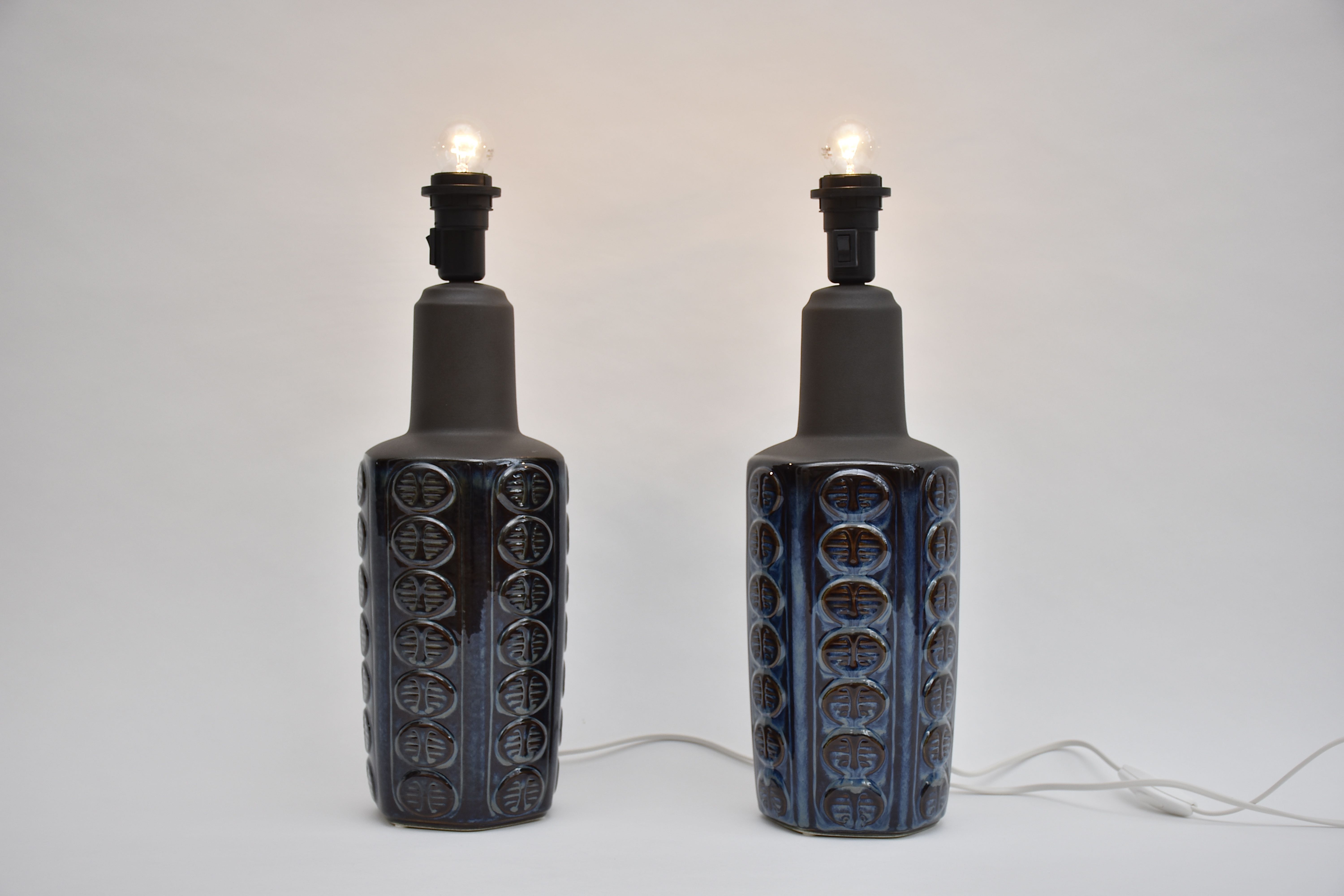 Een paar mid-century Deense keramische blauwe tafellampen van Einar Johansen