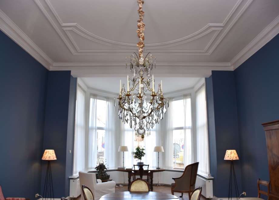 18th c. chandelier in de living room